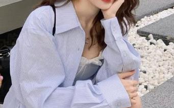 草地上的五一吃瓜网页，网址像极了小游戏，但更“喧闹”！