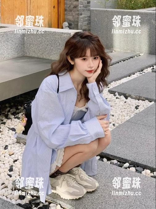 草地上的五一吃瓜网页，网址像极了小游戏，但更“喧闹”！