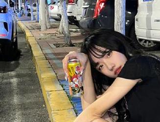 吃瓜tv发布：她发了自拍，结果网友们却开始讨论起隔壁邻居的八卦！