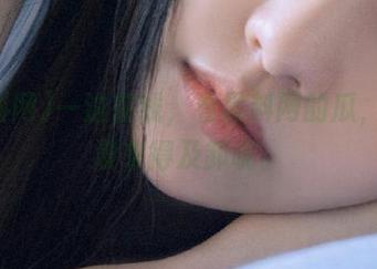一边在线，看黑料网的瓜，妆还没来得及卸呢。