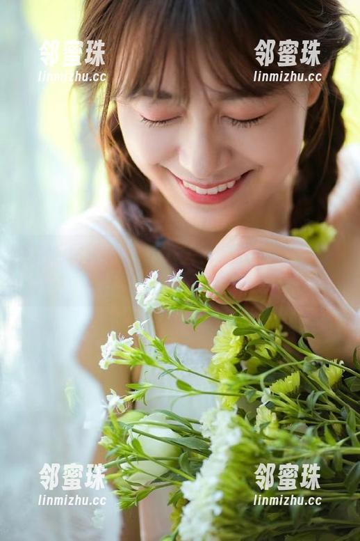最新黑料网址，潜水时不小心“碰门”的小尴尬。